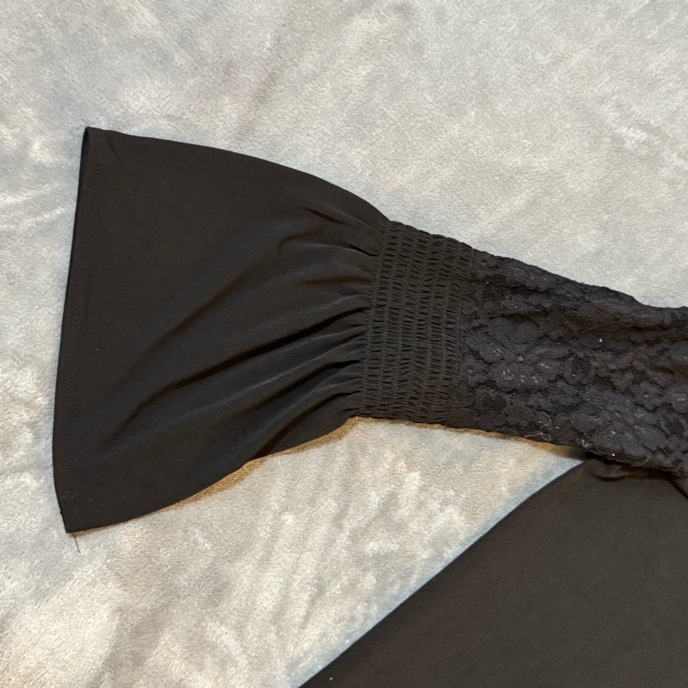 Michael Kors Black Bell Sleeve Blouse
#1277 - Picture 2 of 8